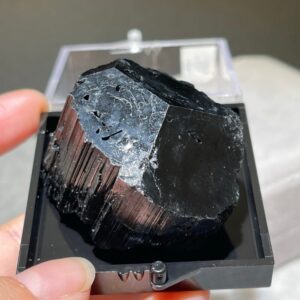 鋼琴亮面黑碧璽原石 （Q)（連盒）